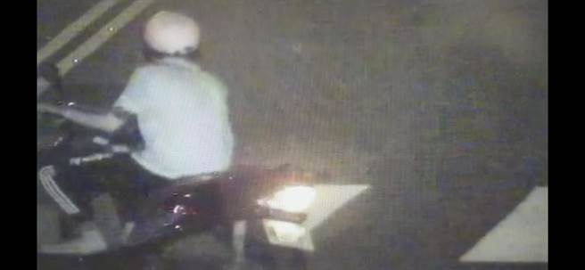 李姓嫌犯行抢后逃逸身影被监视器拍下。（竹南警分局提供／谢明俊苗栗传真）