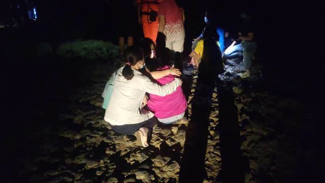 台東1高中生昨晚與友人到三仙台採貝，不幸溺斃，家人痛哭，喚不回愛兒。（翻攝畫面）