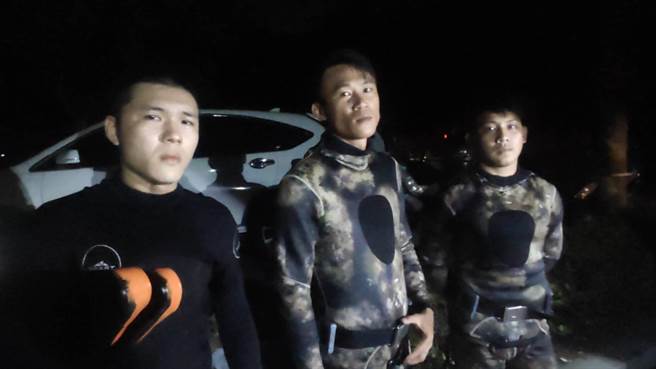 志航基地憲兵與水上救生協會人員進行搜救。（翻攝畫面）