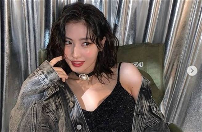 「TWICE」日籍成员MOMO日前宣布与前辈「SJ」希澈分手。(翻摄自TWICE官方IG)