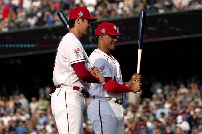 索托(右)的表现稳定，在延长赛击退大谷翔平（美联社）