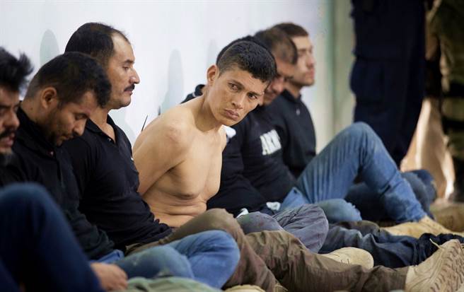 美国缉毒局证实，1名涉嫌暗杀海地总统摩依士而落网的嫌犯曾是线人，另外也有FBI的线人。图为海地官方8日公布目前逮捕的嫌犯照片。（资料照／美联社）