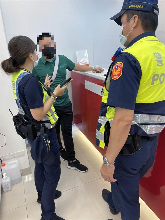 台南市警一分局东门派出所警员李建赋（右）、黄芷涵（左）及时阻止傅姓男子（中）被诈骗30万元。（读者提供／洪荣志台南传真）