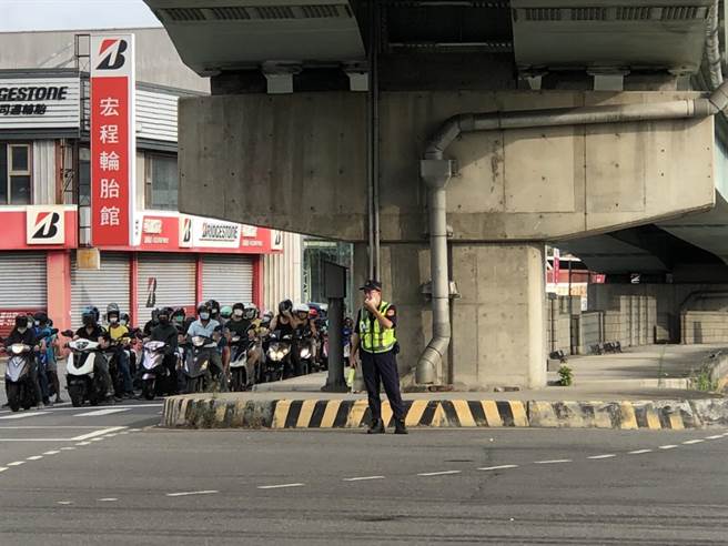 微解封开始，新北市树林分局针对辖内易超速及易肇事路段加强移动式测速照相等科技执法。（树林分局提供）