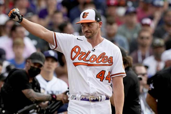 金莺曼西尼打进决赛表现优秀，但体力不如阿隆索。（美联社）