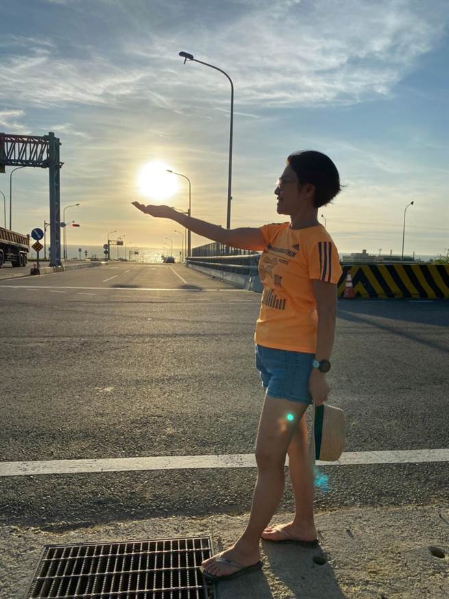 台61线西滨快速道路通霄海埔联络道，获票选最美落日大道，吸引许多游客来此捕捉最美悬日。（谢明俊摄）