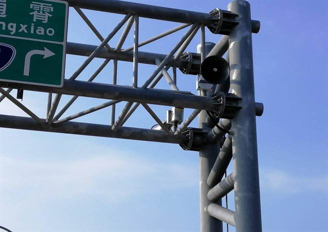 通霄警分局在海埔联络道装设科技侦测违规人车警示系统。（通霄警分局提供／谢明俊苗栗传真）