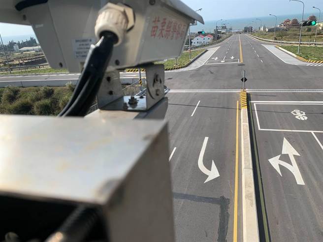 通霄警分局在海埔联络道装设科技侦测违规人车警示系统。（通霄警分局提供／谢明俊苗栗传真）