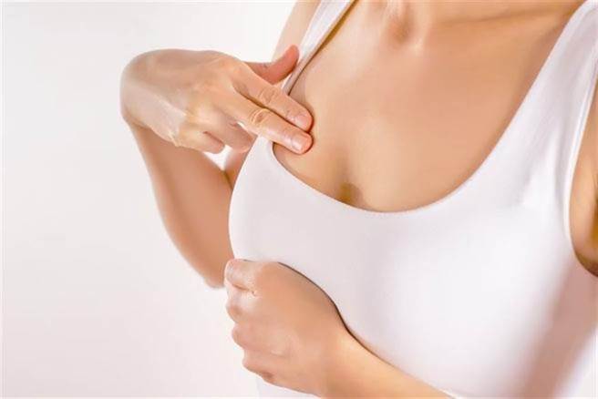 中年女性摸到乳房硬塊不以為意，等到跌倒骨折引發下半身癱瘓，才驚覺乳癌已轉移到腰椎。(示意圖／Shutterstock)