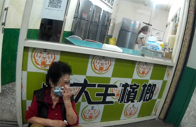 90岁赖姓阿嬷凌晨四点离家出走，就在东区东光园路与大智路口徘徊。（台中市第三分局提供／冯惠宜台中传真）