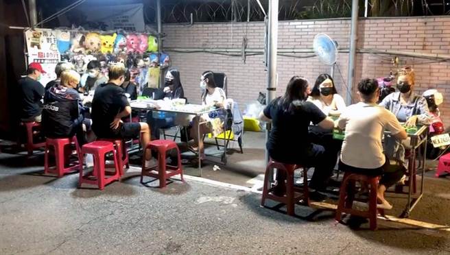 台南市大东夜市的麻将游戏摊位，被检举违反防疫规定。（读者提供／洪荣志台南传真）
