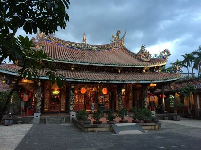 台北大龙峒保安宫13日起有条件开放，让信眾可以入内参拜。（摘自台北大龙峒保安宫脸书）