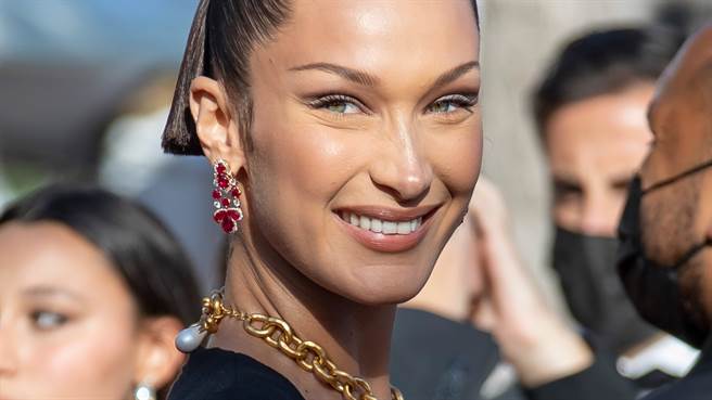 貝拉哈蒂德近日參加坎城影展時，以性感的胸前鏤空洋裝出席，成為全場焦點。（圖／達志影像）