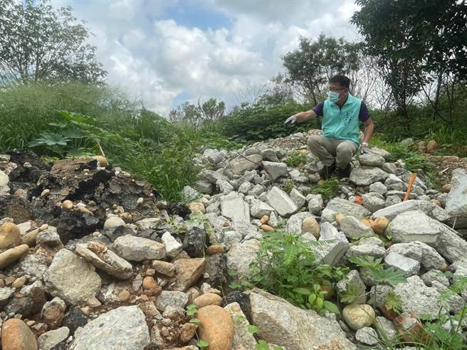 不肖业者将营建废弃物运至沙鹿示范公墓旁弃置。（王立任服务处提供／王文吉台中传真）