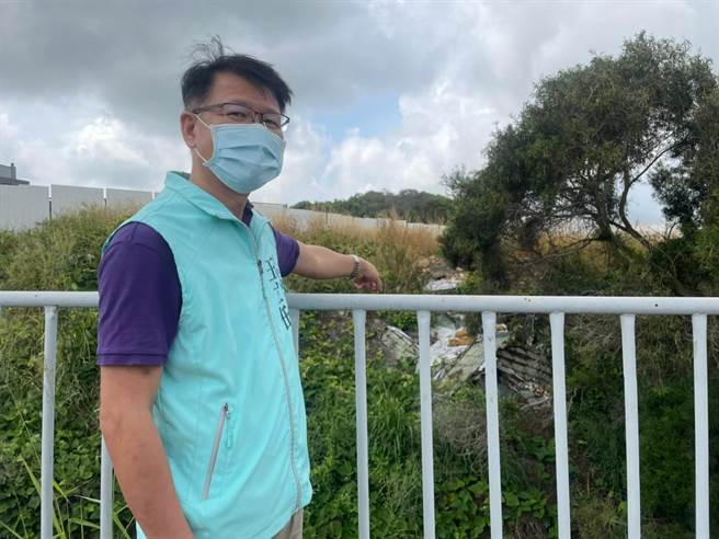 台中市议员王立任指出海线地区长期成为不肖人士倾倒废弃物的热区，希望市府提升巡逻机制，打击不法。（王立任服务处提供／王文吉台中传真）