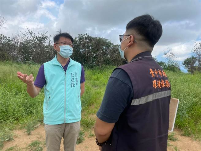 台中市议员王立任指出海线地区长期成为不肖人士倾倒废弃物的热区，希望市府提升巡逻机制，打击不法。（王立任服务处提供／王文吉台中传真）