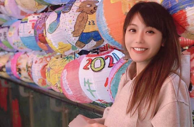 主播陈园淳外型亮丽，身材相当高挑，作风却很亲民，很受民眾欢迎。(翻摄自陈园淳脸书)