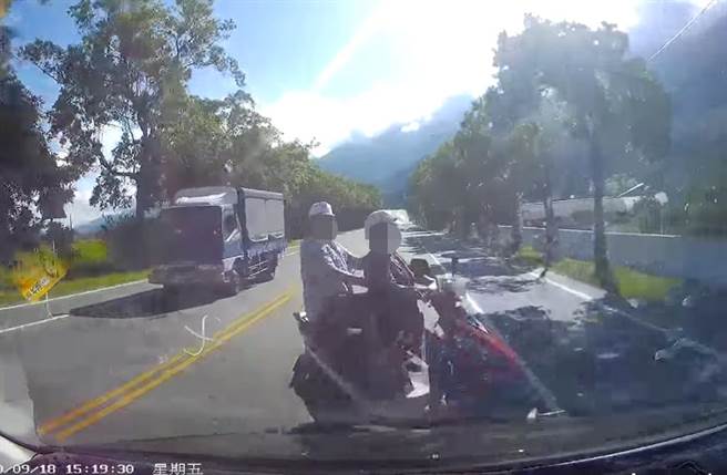 网友分享自己遇上「马路三宝」，阿嬷载阿公违规跨越双黄线1死1伤，无肇责的自己被对方家属求偿超过1100万元。（截自脸书社团《爆怨2公社》）