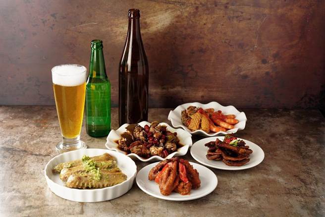 六福客棧下酒菜系列商標榜挖掘老師傅獨門功夫菜秘方，提供在家配酒必備美味。（圖／六福旅遊集團提供）