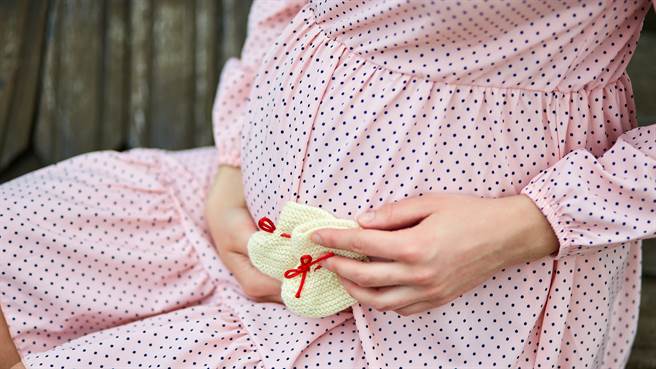 印度一名16岁的少女怀孕被老板发现，孩子的爸爸竟然还是亲弟弟，让所有人傻眼。图片为示意图非本人（图／shutterstock）