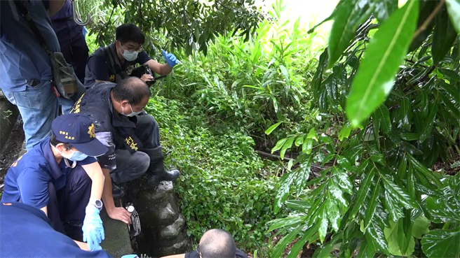 警方在陳男及姚婦同居處搜索，找到袁姓死者部份骨骸，包括頭顱、脊椎、肋骨。（讀者提供／馮惠宜台中傳真）
