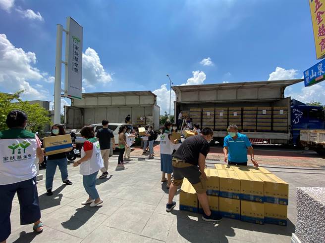 硅品员工踊跃认捐850箱家扶爱心食物箱，社工兵分多路分送扶助家庭。（北台中家扶中心提供／王文吉台中传真） 
