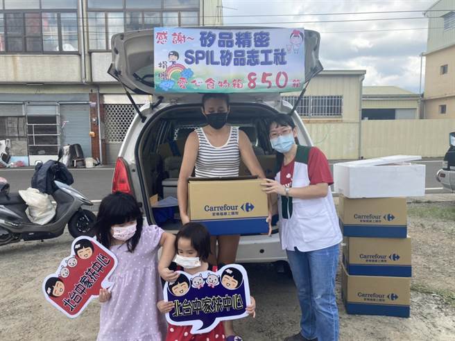 家扶社工将爱心食物箱分送扶助家庭，除减轻家用，也让孩子餐餐温饱。（北台中家扶中心提供／王文吉台中传真） 