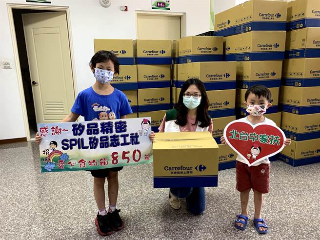 硅品员工踊跃响应家扶爱心食物箱，短短3小时认捐850箱。（北台中家扶中心提供／王文吉台中传真）