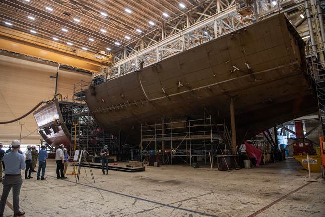 美国缅因州巴斯钢铁厂人力资源副主管梅森(Jon Mason)，日前警告，如果拜登政府在未来2年内不下订单採购更多的勃克级驱逐舰，巴斯钢铁厂恐被迫裁员2500人，而这势必影响美国海军生产下一代驱逐舰。图为希克斯走访该船厂并聆听简报。(图/DVIDS)