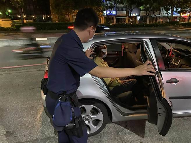 警方联繫到计程车司机，请其将老翁载送至派出所，并协助联络老翁儿子带其返家。（民眾提供／卢金足台中传真）