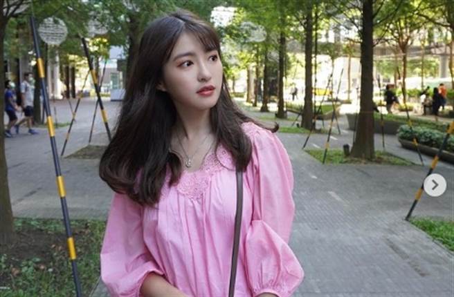 王中平、余皓然爱女韩菲，外型美丽飘仙气，人气很高的她，透露私下超自律，各方面都容易有罪恶感。(翻摄自韩菲IG)