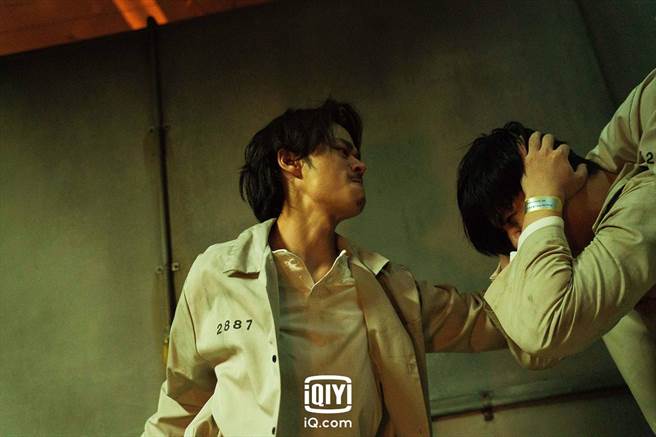 周渝民在看守所中遭夏騰宏瘋狂霸凌痛毆到頭破血流。（愛奇藝國際站提供）