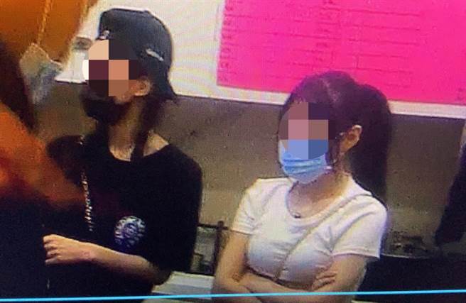 2名「好胸」正妹荷官线上陪赌，新庄警捣破室直播赌场。(蔡炆璇翻摄)