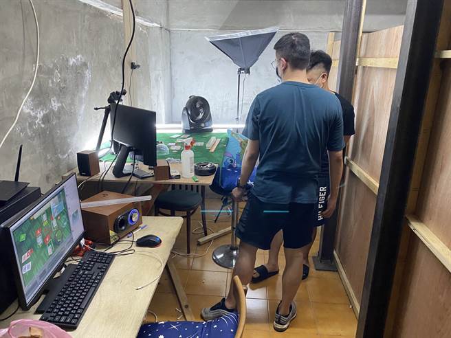 2名「好胸」正妹荷官线上陪赌，新庄警捣破室直播赌场。(蔡炆璇翻摄)