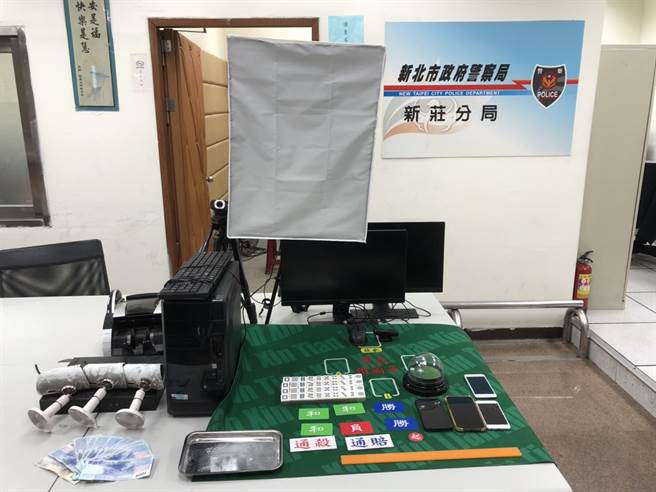 2名「好胸」正妹荷官线上陪赌，新庄警捣破室直播赌场。(蔡炆璇翻摄)