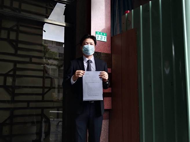 华新丽华股东委托律师张志全(图)13日下午到台北地检署控告华新丽华负责人焦佑伦。(陈志贤摄)