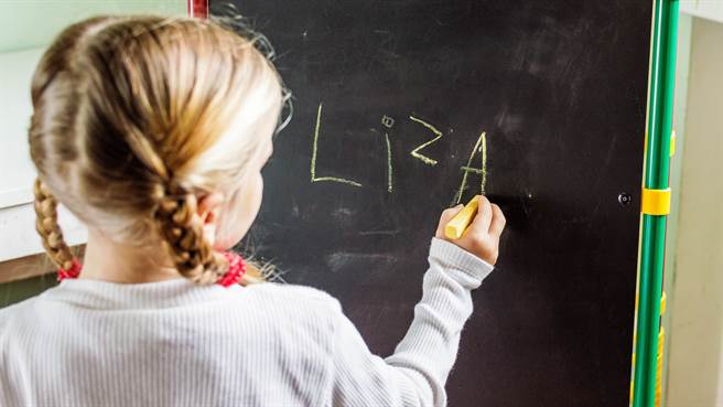 美國一名女子長大後才知道自己的名字，原來是跟爸爸的小三同名，讓她相當傻眼。圖片為示意圖非本人（圖／shutterstock）