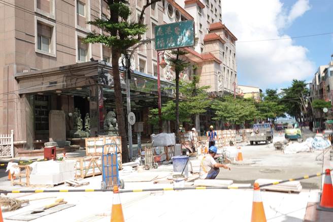 鹿港镇公所针对天后宫前广场，经香客大楼、延伸至鹿港早市的主要道路，铺设全新的花岗岩石砖路面，盼让景观美化、视觉更一致，指引游客前往老街等景点更一目了然。（鹿港公所提供／谢琼云彰化传真）