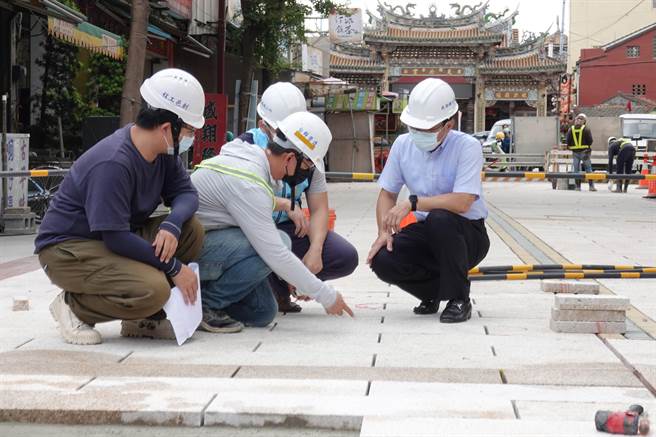 鹿港镇长许志宏（右）到现场关心施工情况。（鹿港公所提供／谢琼云彰化传真）