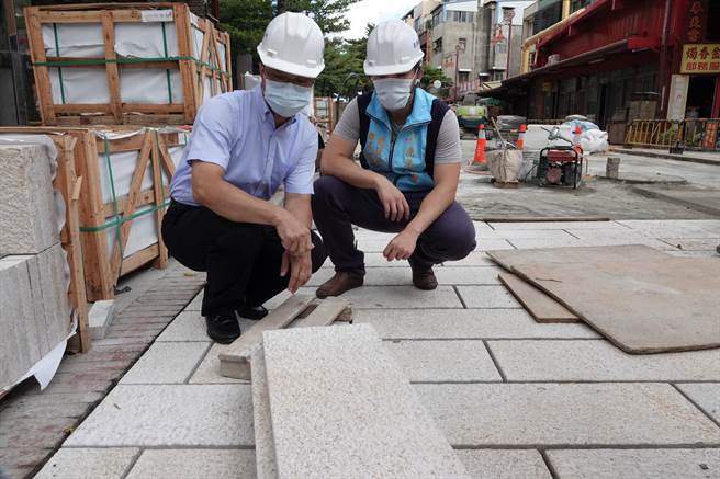 鹿港镇长许志宏（左）到现场关心施工情况。（鹿港公所提供／谢琼云彰化传真）