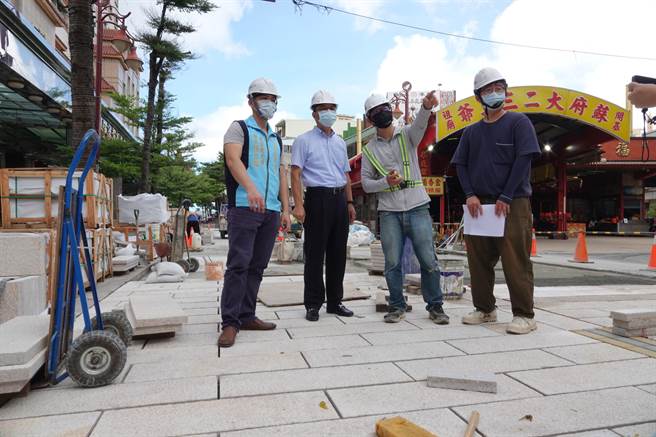 鹿港镇长许志宏（左二）到现场关心施工情况。（鹿港公所提供／谢琼云彰化传真）
