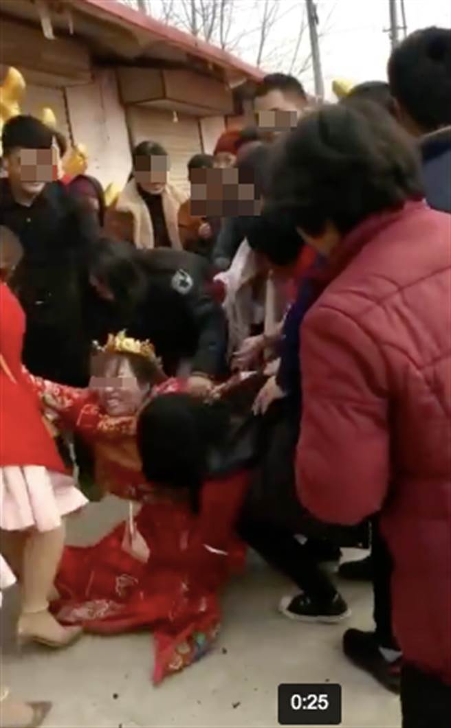 大陆山东一名新娘惨遭成群男宾客婚闹「硬上」，气得当场使出无影脚狂踢反击。（图／微博影片）