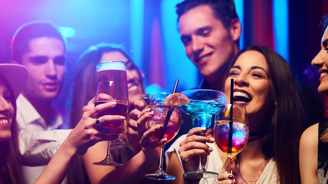 美国一名女子与好友去酒吧玩乐，突然遭到陌生男子搭讪，并直接拿酒给她们喝，不料好友喝了一口双脚瘫软，她们才发现酒里被下迷魂药。图片为示意图非本人（图／shutterstock）