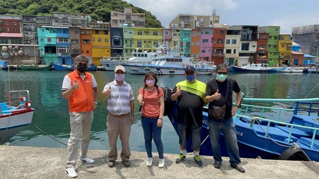 台湾观光巴士协会率先推出「微解封团」，带游客走访基隆。（台湾观光巴士协会提供／陈彩玲基隆传真）