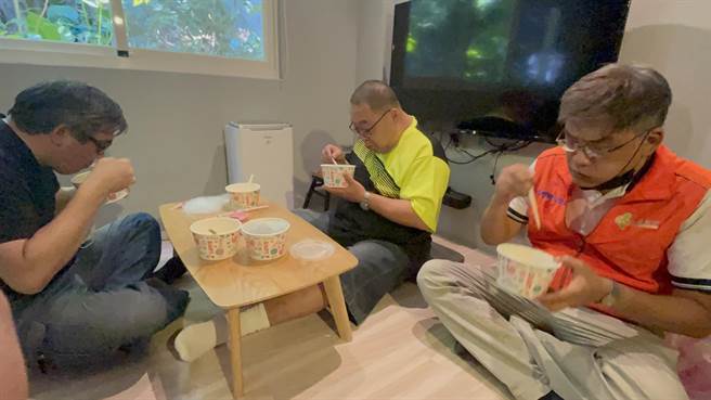 业者原预计带游客在园内野餐，但因规定临时改外带水饺至旅宿客房内用餐。（台湾观光巴士协会提供／陈彩玲基隆传真）