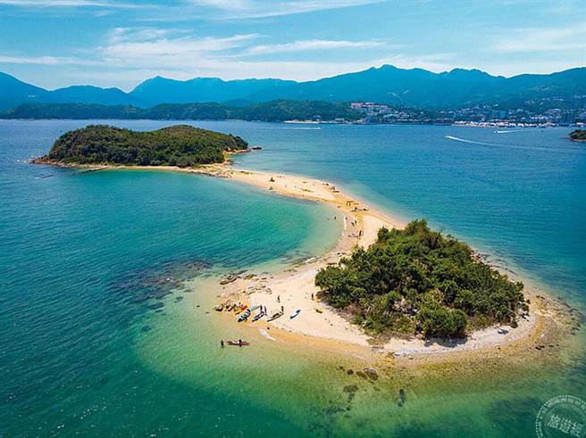 不要怀疑西贡白沙洲在香港，是划独木舟欣赏西贡全景的最佳中途站。（图/港旅局提供）