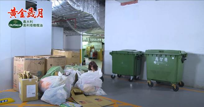 陈美凤剧中大翻垃圾堆。（民视提供）