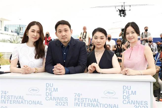 雾岛丽香（左起）、导演滨口龙介、三浦透子、袁子芸一同出席《Drive My Car》坎城影展记者会。（（c） Kazuko Wakayama提供）