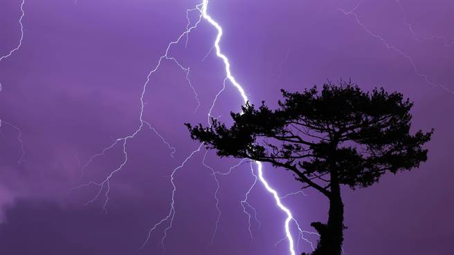 印度北部近日遭到雷雨侵襲，一名旅客伸手準備拍攝落雷時慘遭擊中，瞬間成為焦屍。圖片為示意圖（圖／shutterstock）