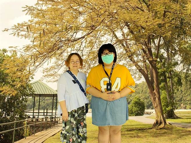 梁咏淇同学和教授林静芝一起创作大爱台的动画，提醒年轻人要拒绝毒品。（台北海大提供）